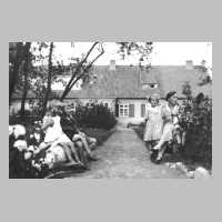 113-0012 Frau Krause aus Weissensee 1934 mit ihren Kindern im Garten.jpg